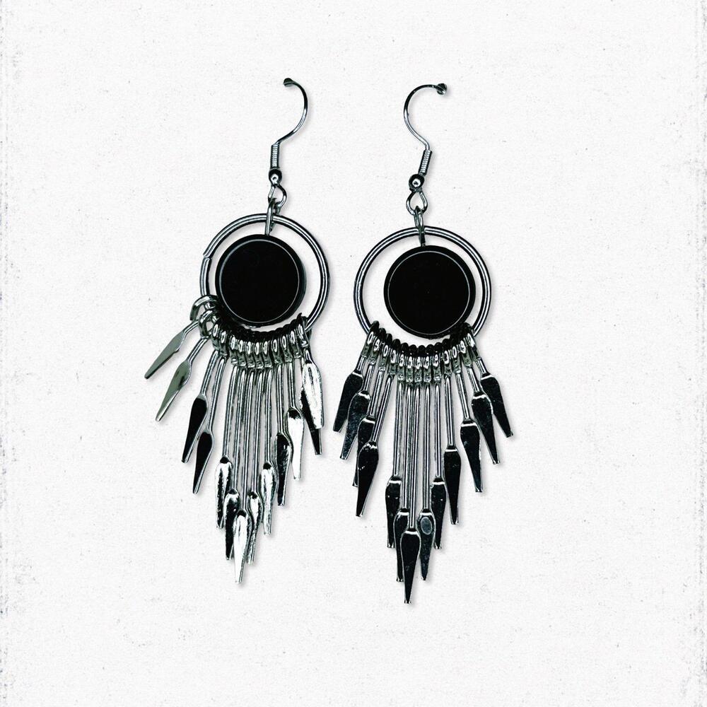 7228. Silvertone Southwest Black Earrings